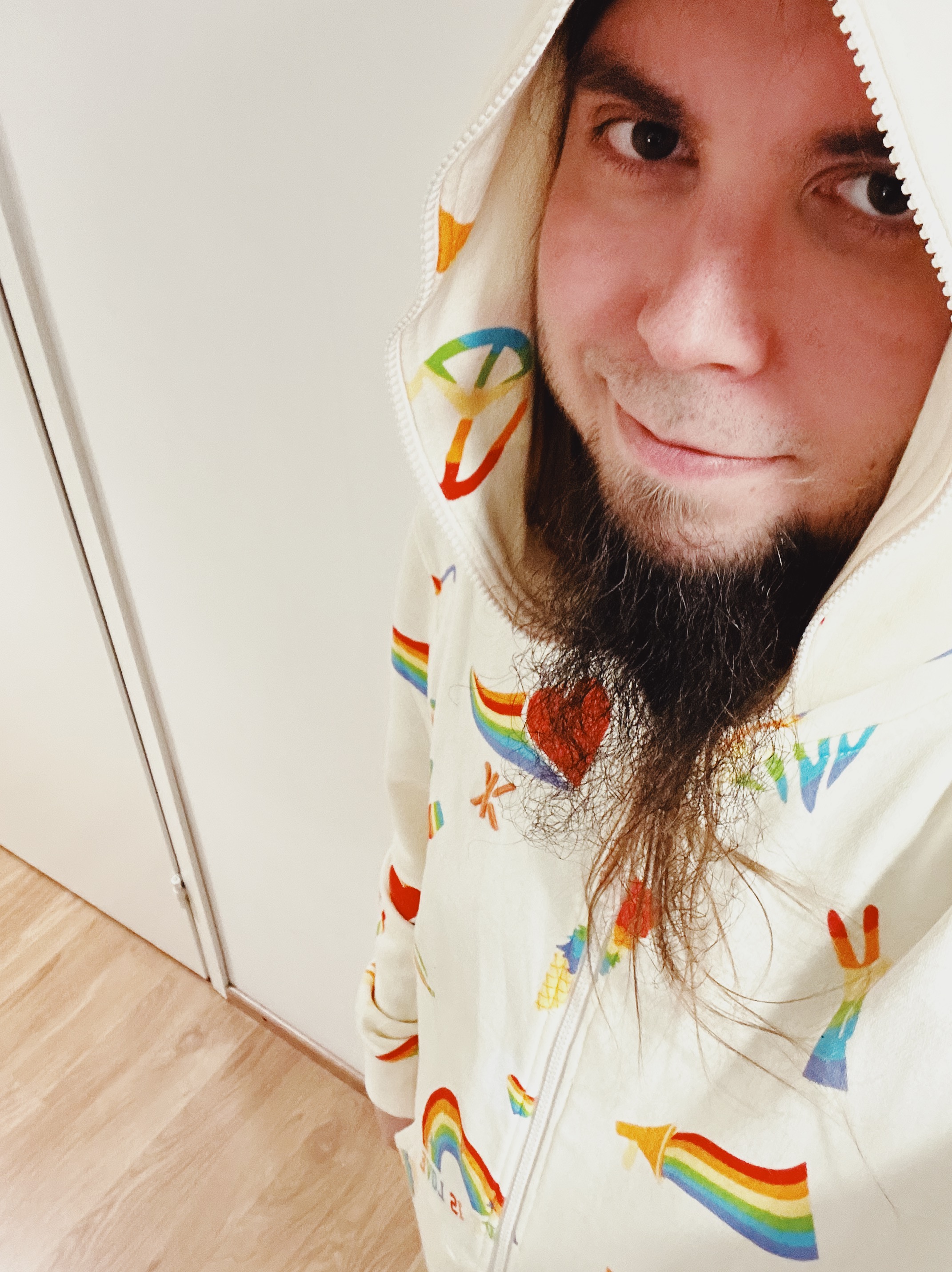 Selfie OnePiecen värikäs jumpsuit-haalari päällä. Tässä on sateenkaaria ja kaikkea.